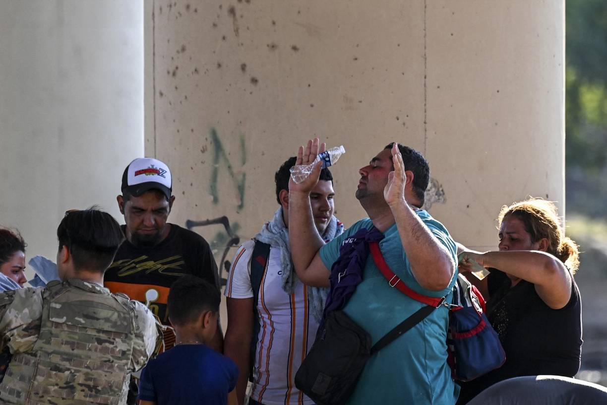 Eagle Pass, una ciudad de 22,000 habitantes situada a 230 kilómetros de San Antonio, ha aprendido a convivir con la presencia diaria de los migrantes. 