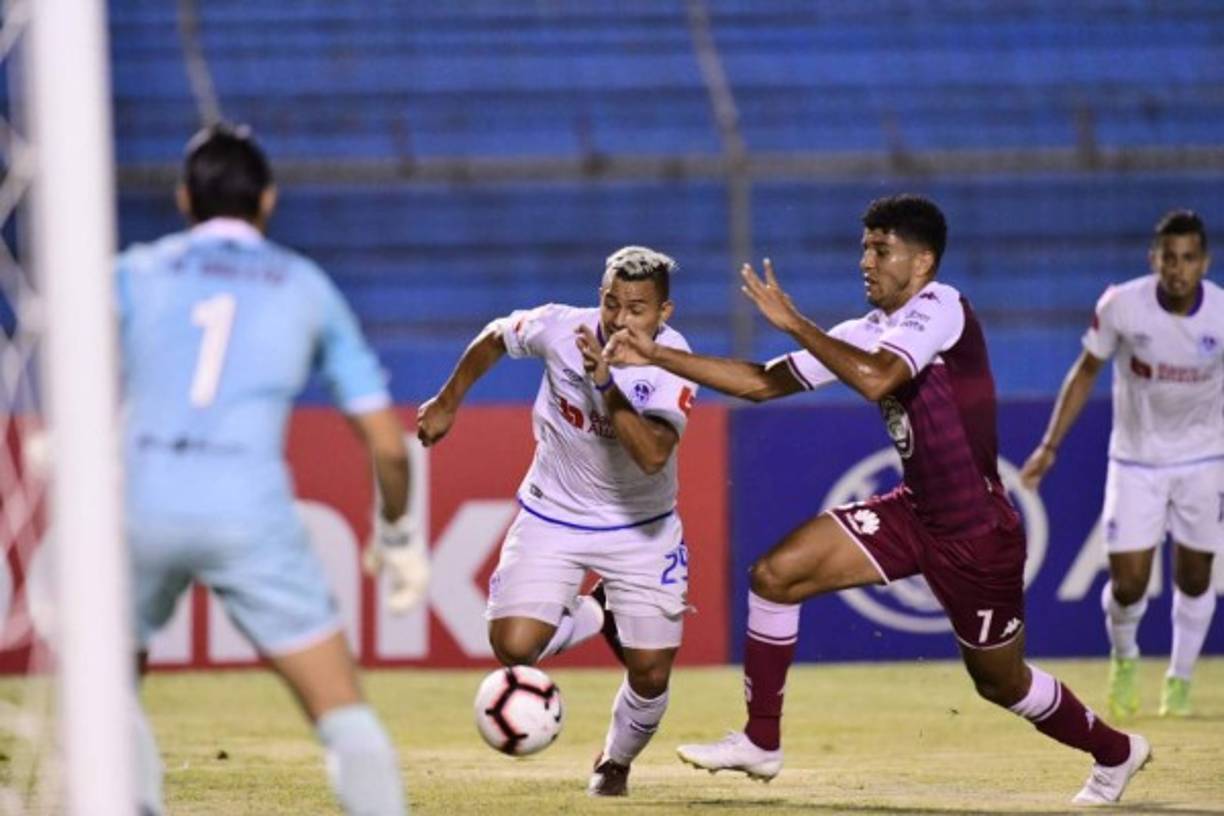 German 'Patón' Mejía intentando meterse al área ante la marca de Johan Vanegas. Foto Yoseph Amaya