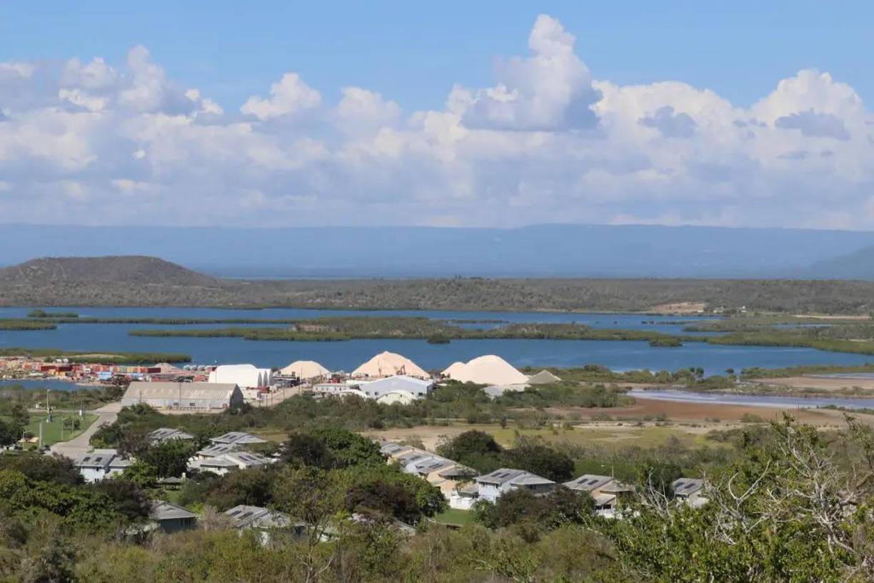 La base de Guantánamo funciona en un vacío jurídico donde no se aplican las mismas garantías legales en materia migratoria que rigen en territorio continental estadounidense.