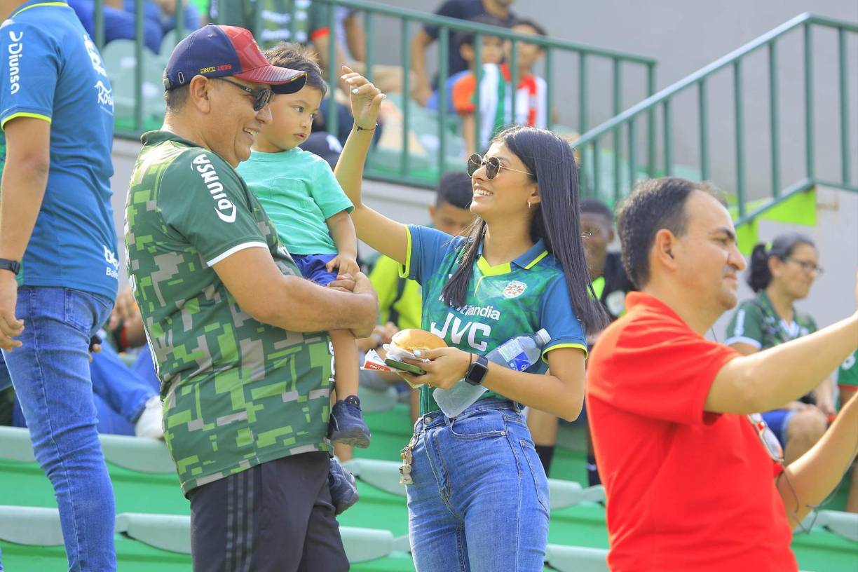 En el estadio del Marathón se vive un lindo ambiente familiar.