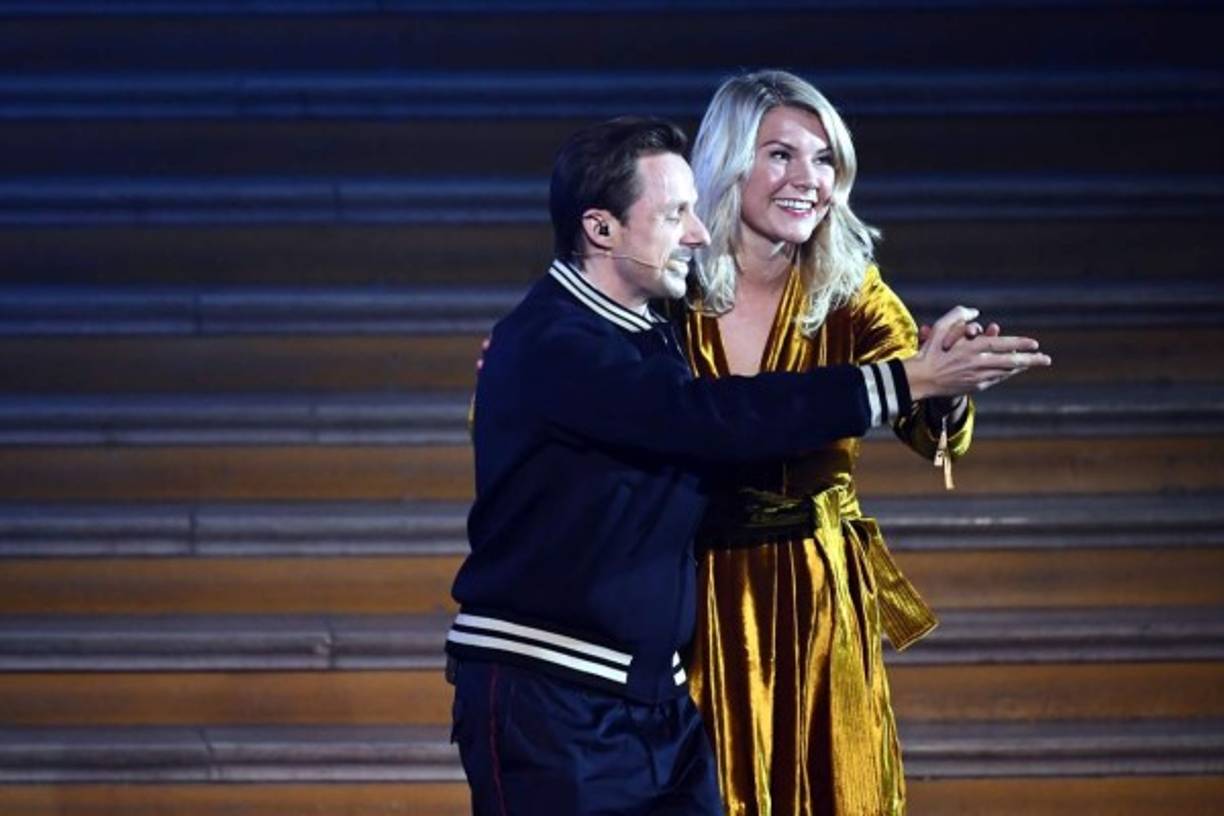 El baile de Ada Hegerberg, la Balón de Oro femenina, y uno de los maestros de ceremonia, el dj Martin Solveig.