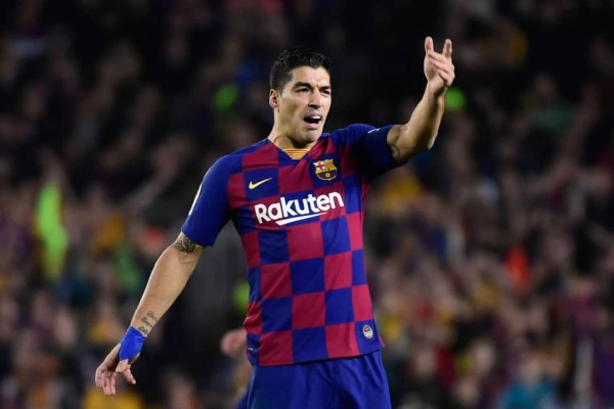 La furia de Luis Suárez contra uno de los árbitros, recriminando la decisión tomada en una jugada.