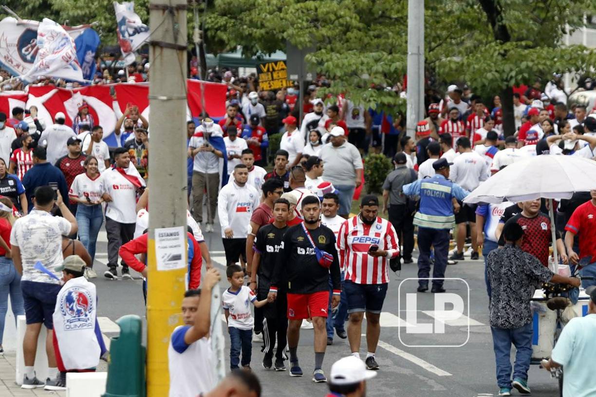 Gran ambiente hizo la Ultra Fiel afuera del estadio Morazán previo al partido.