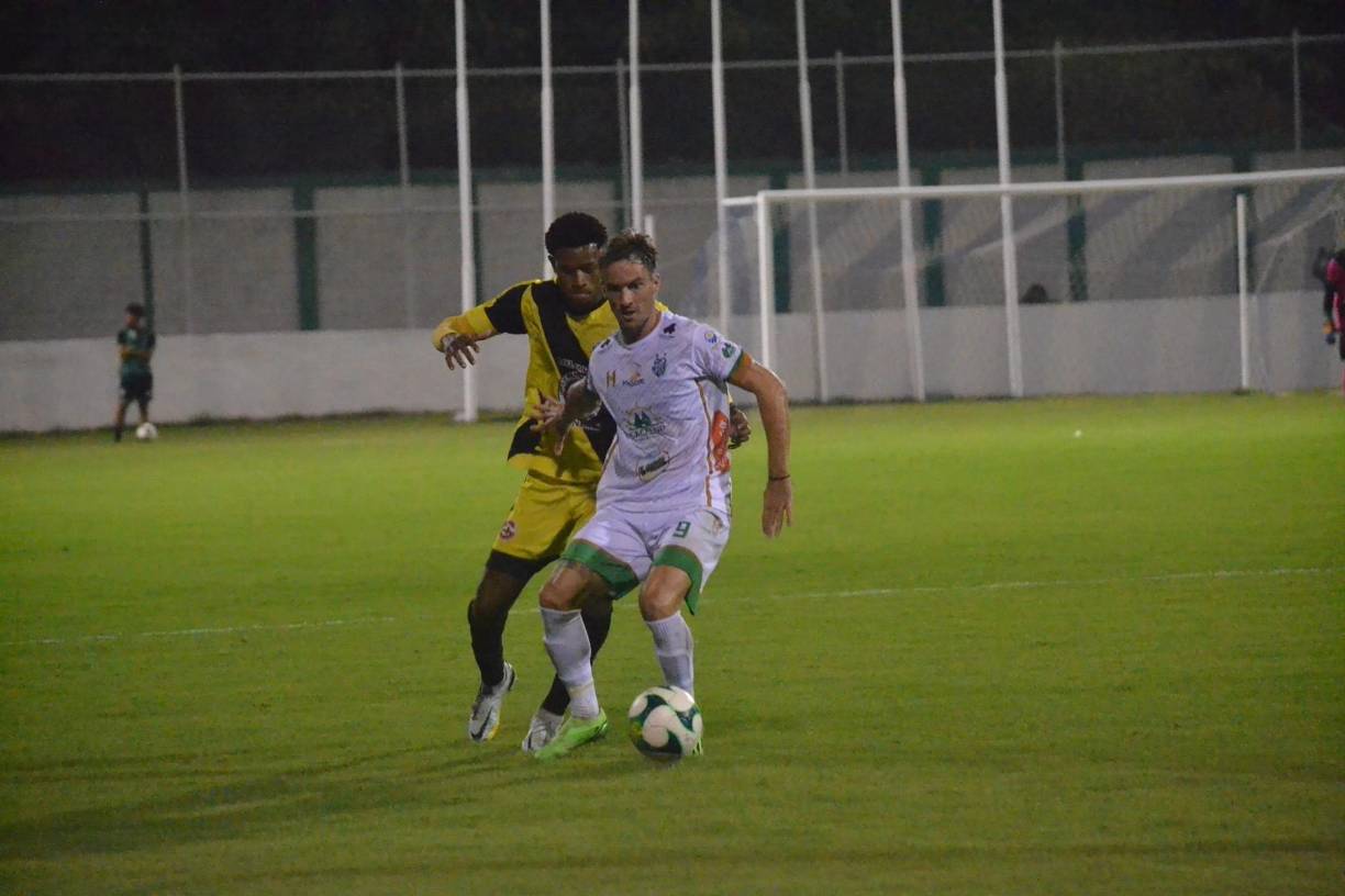 El argentino Klusener fue bien marcado por la zaga defensiva del Génesis.