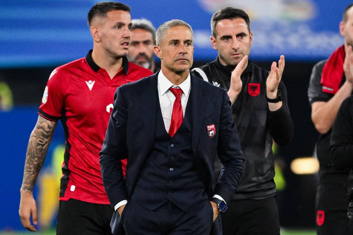 Sylvinho - El entrenador brasileño gana 750 mil euros por dirigir a la Selección de Albania.