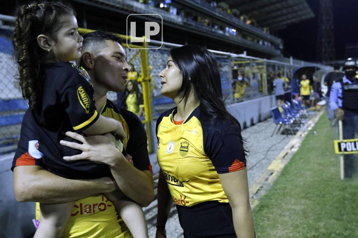 Con este cariñoso beso fue recibido Jhow Benavídez por su linda esposa Bella Siloet.