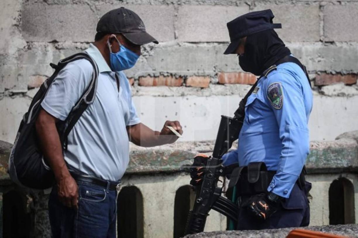 Miembros de la Policía Nacional solicitaron a los transeúntes la tarjeta de identidad para corroborar si debían circular este día.