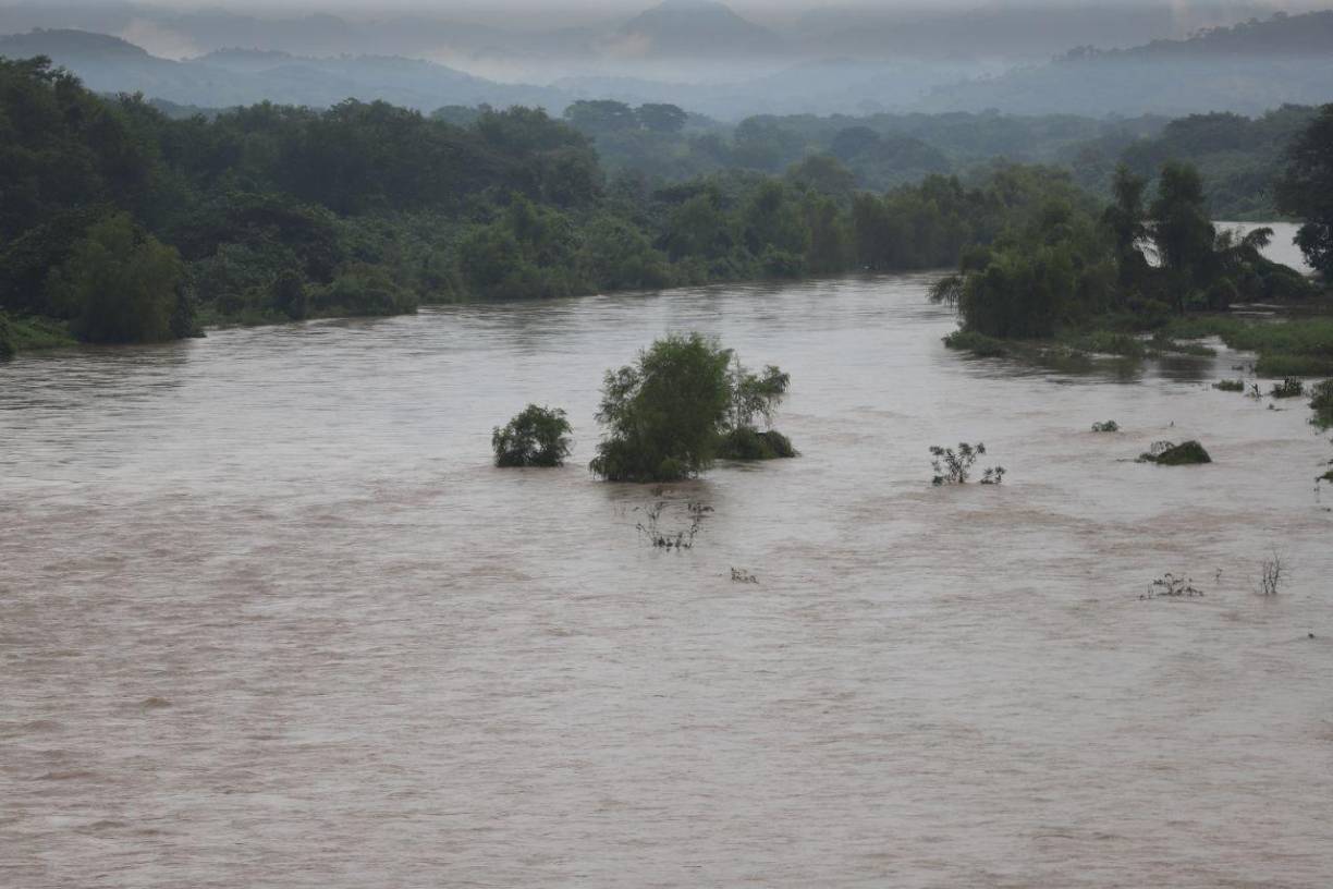 Habitantes están en zozobra en el departamento de Valle, debido a la crecida del caudaloso río Nacaome. 