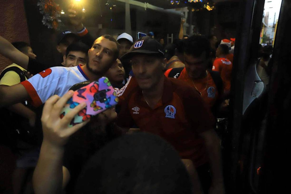 Pedro Troglio fue el más buscado de los aficionados olimpistas a la llegada del plantel al estadio Ceibeño.