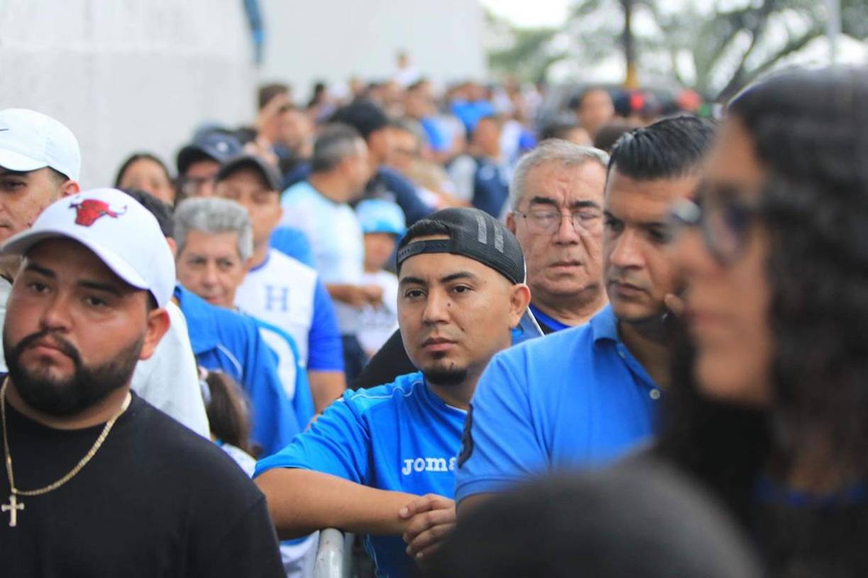 Largas filas tuvieron que hacer los aficionados hondureños para ingresar al estadio Nacional Chelato Uclés.