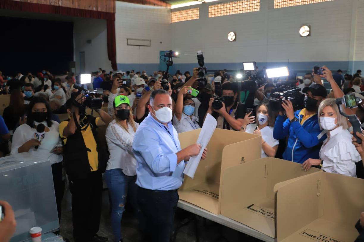 El alcalde Armando Calidonio ejerció su voto en la escuela Valle de Sula en la Jardines del Valle.