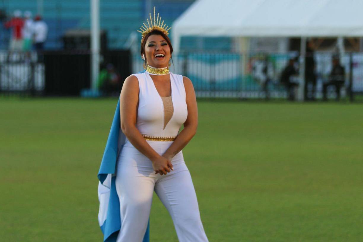 El atuendo de la hermosa presentadora de televisión año con año es uno de los más esperados en las Fiestas de Independencia. 