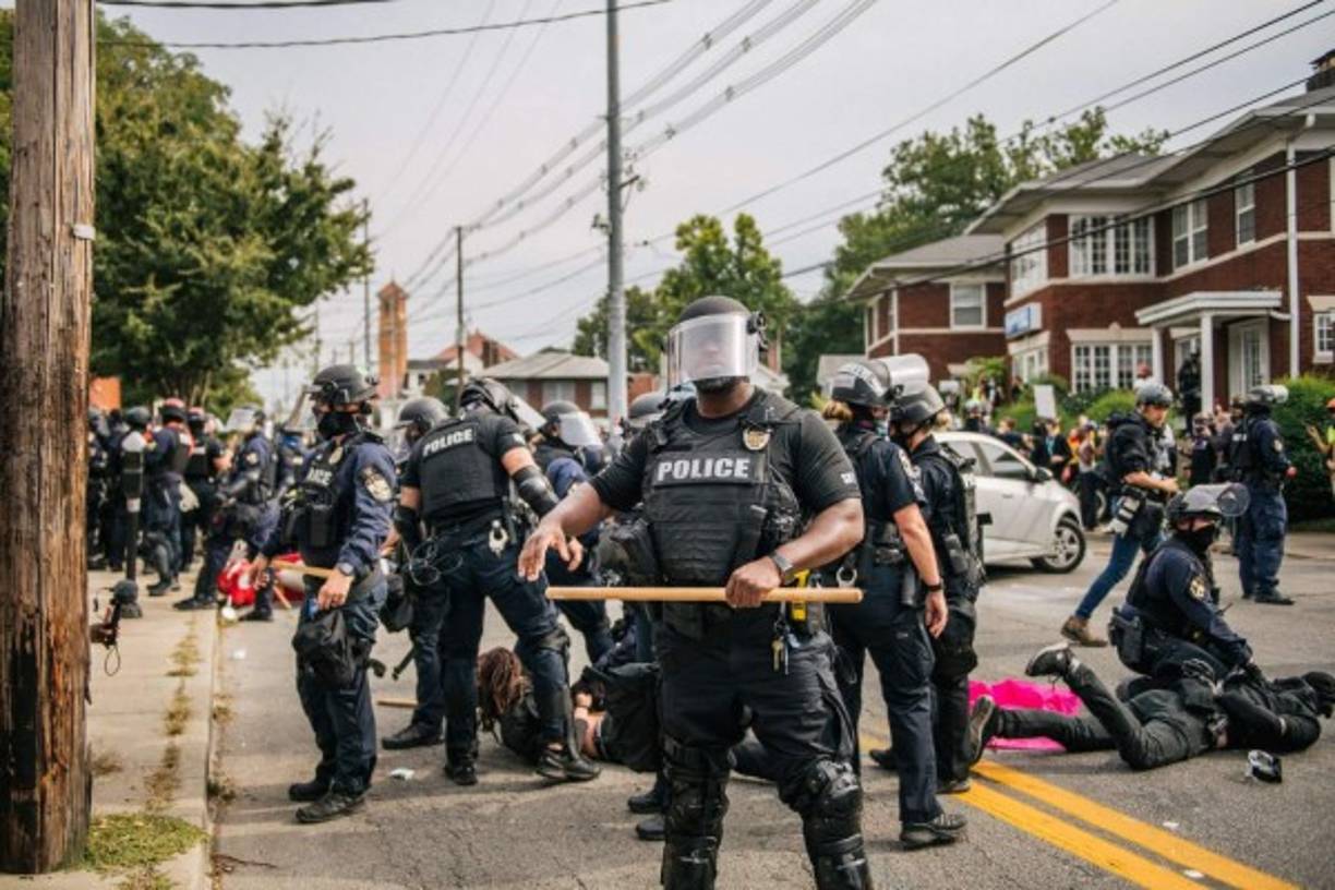 Violentas protestas y enfrentamientos con la policía se registraron esta tarde en Louisville (Kentucky, EEUU) poco después de que la fiscalía desestimara acusar de asesinato a los policías involucrados en la muerte de la mujer negra Breonna Taylor en su apartamento en marzo pasado.