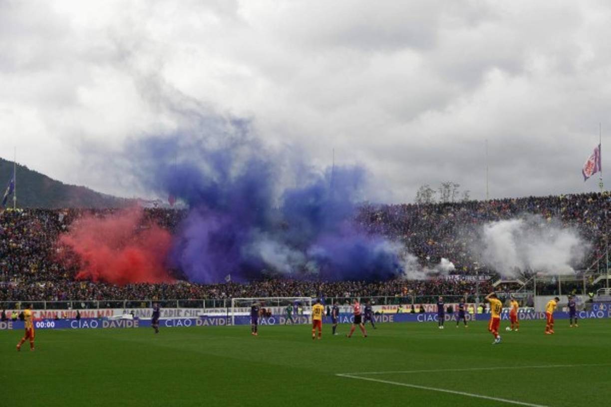 Una marea de color 'viola', un estadio desolado por la pena, jugadores con rostros compungidos después de una semana de dolor.