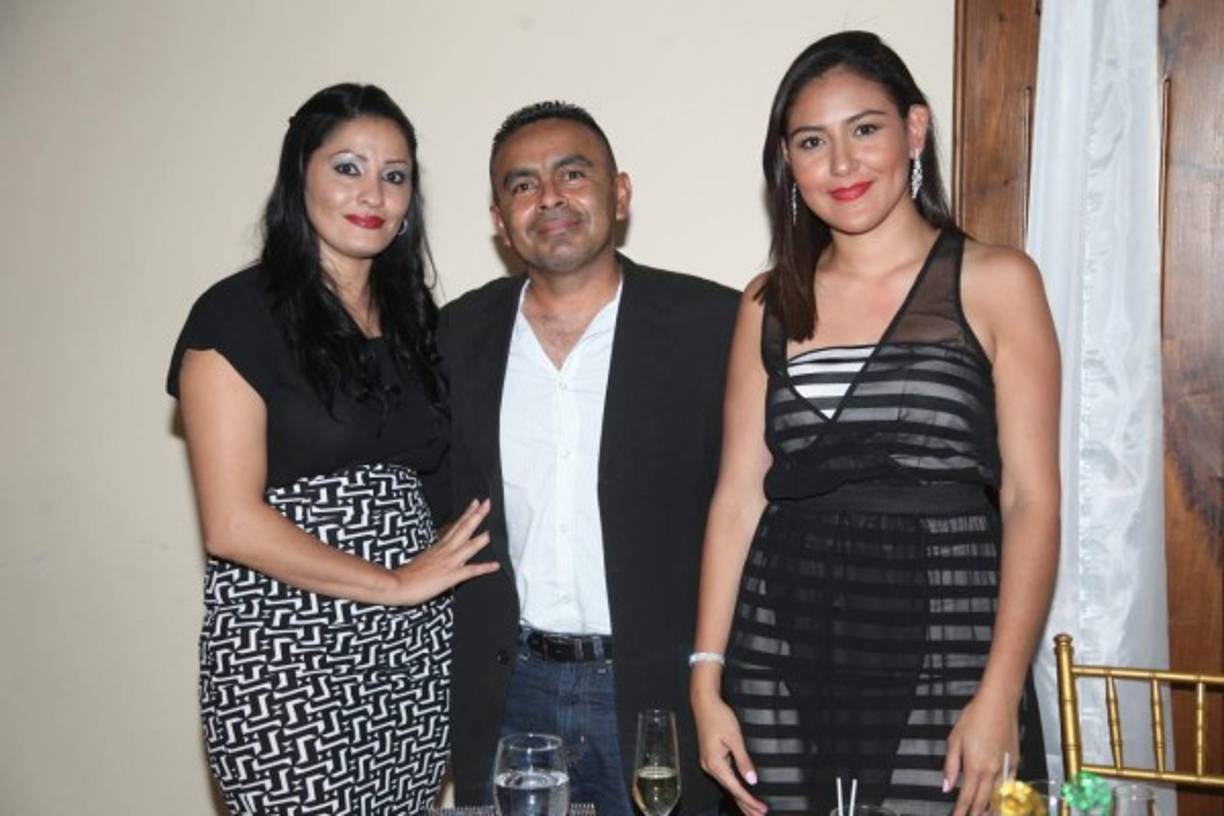 Jessenia y César Canales con Marlene Jarquín.