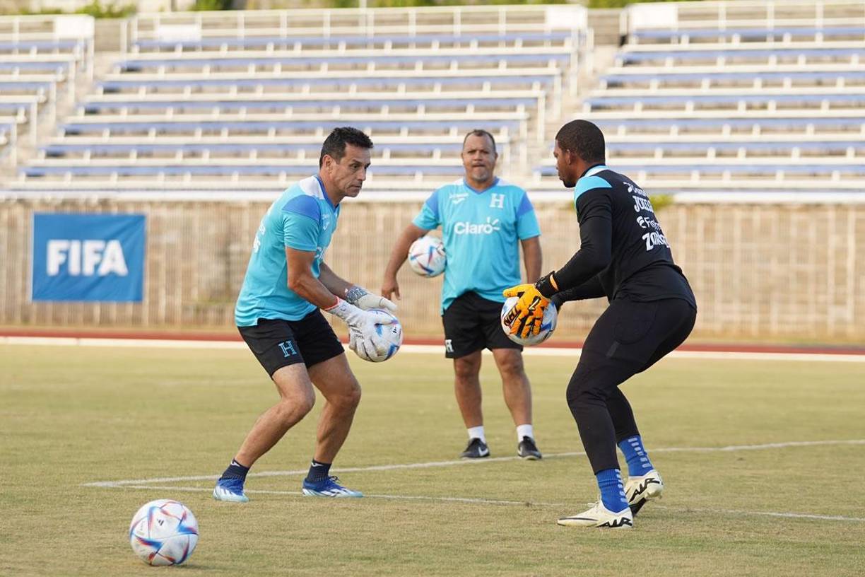 Luis ‘Buba’ López realizando el calentamiento previo al partido ante Bermudas. El portero fue suplente.