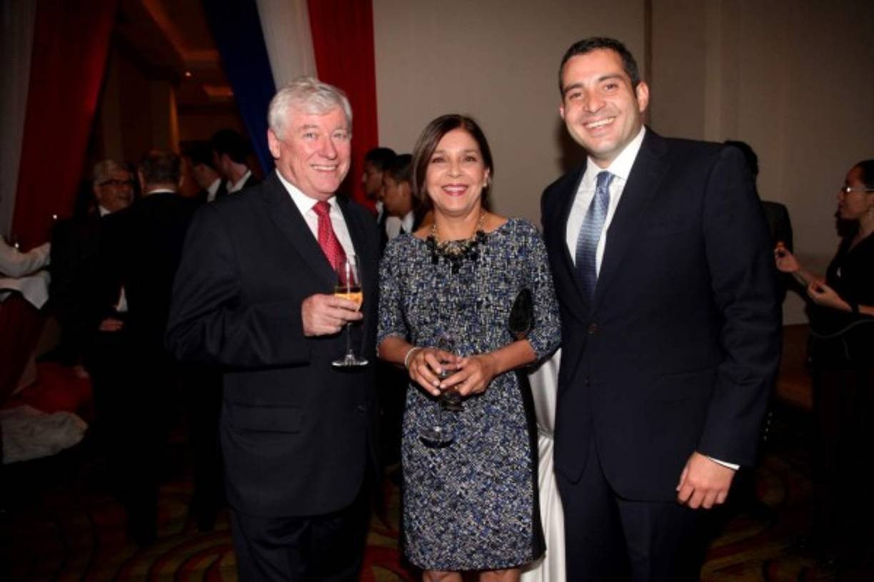 Antonio y Anny Tavel con Gabriel Vargas