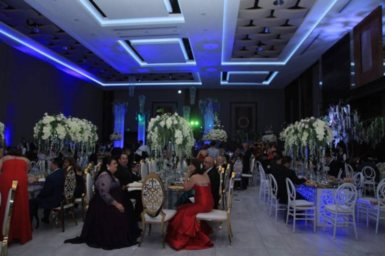 Sillas lujosas, montaje primaverales yefectos led en tonos etéreos destacaban en el fastuoso montaje nupcial.