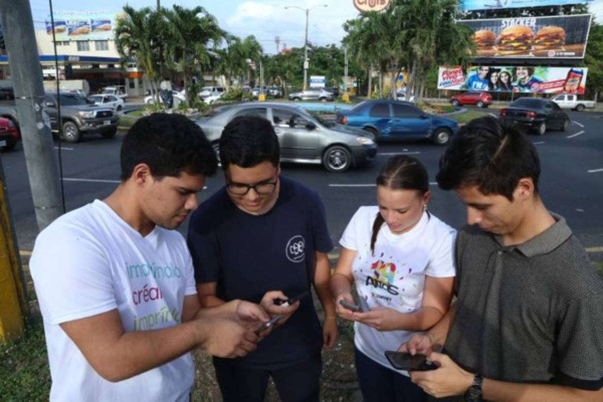 Hondureños contagiados con la aplicación de Pokémon Go. Pokémon Go es el videojuego que en una semana ha hecho que millones de personas jueguen en todo el mundo, y en Honduras no es la excepción. La aplicación es gratis y oficialmente el juego solo ha llegado a Estados Unidos, Australia y Nueva Zelanda. Pokémon Go no ha llegado a Honduras ni en el Play Store de Android ni en la Apple Store de iOS; pero si se tiene un sistema Android superior al Google 4.4, ya se puede probar a través de un archivo APK antes de que llegue a las tiendas oficiales. Pokémon es el videojuego que gustó a una generación entera en los noventa y actualmente vuelve a estar en boca de medio mundo.<br/><br/>