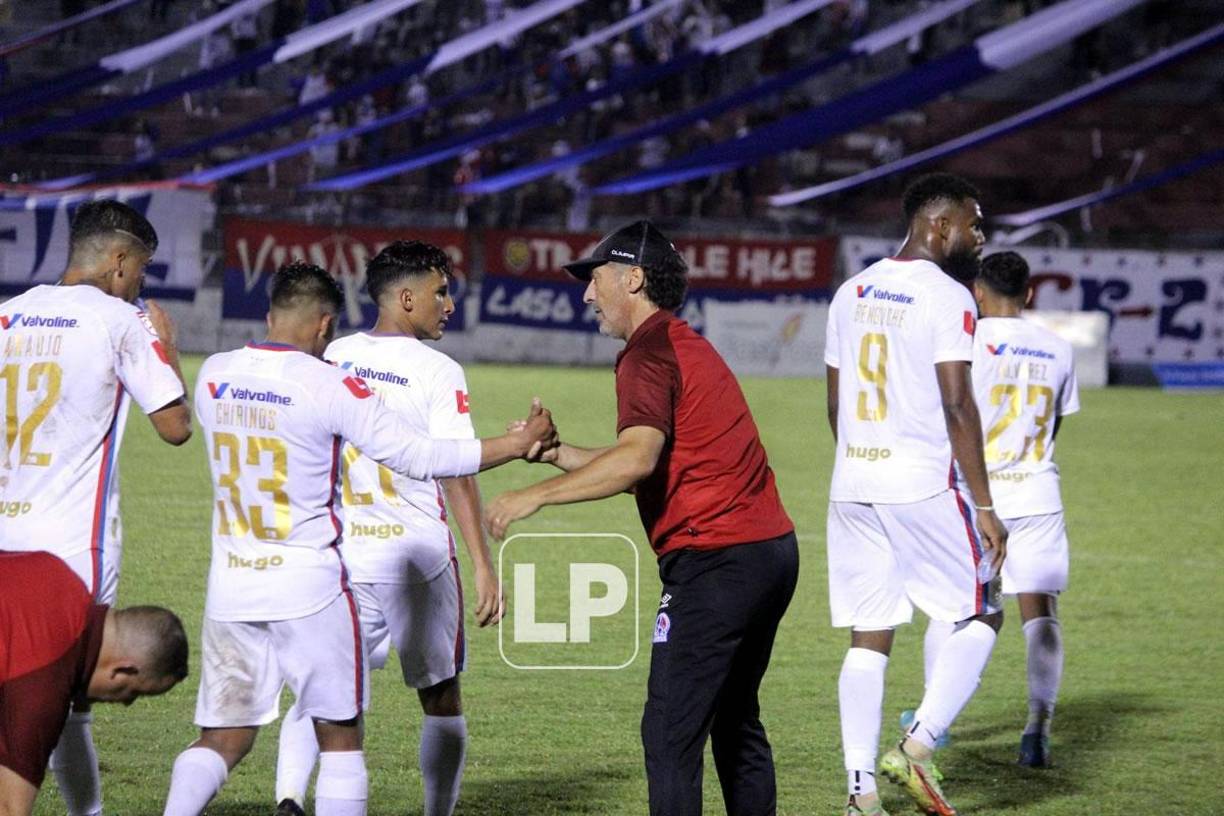 Pedro Troglio felicitó a Michaell Chirinos tras su segundo gol contra el Victoria.