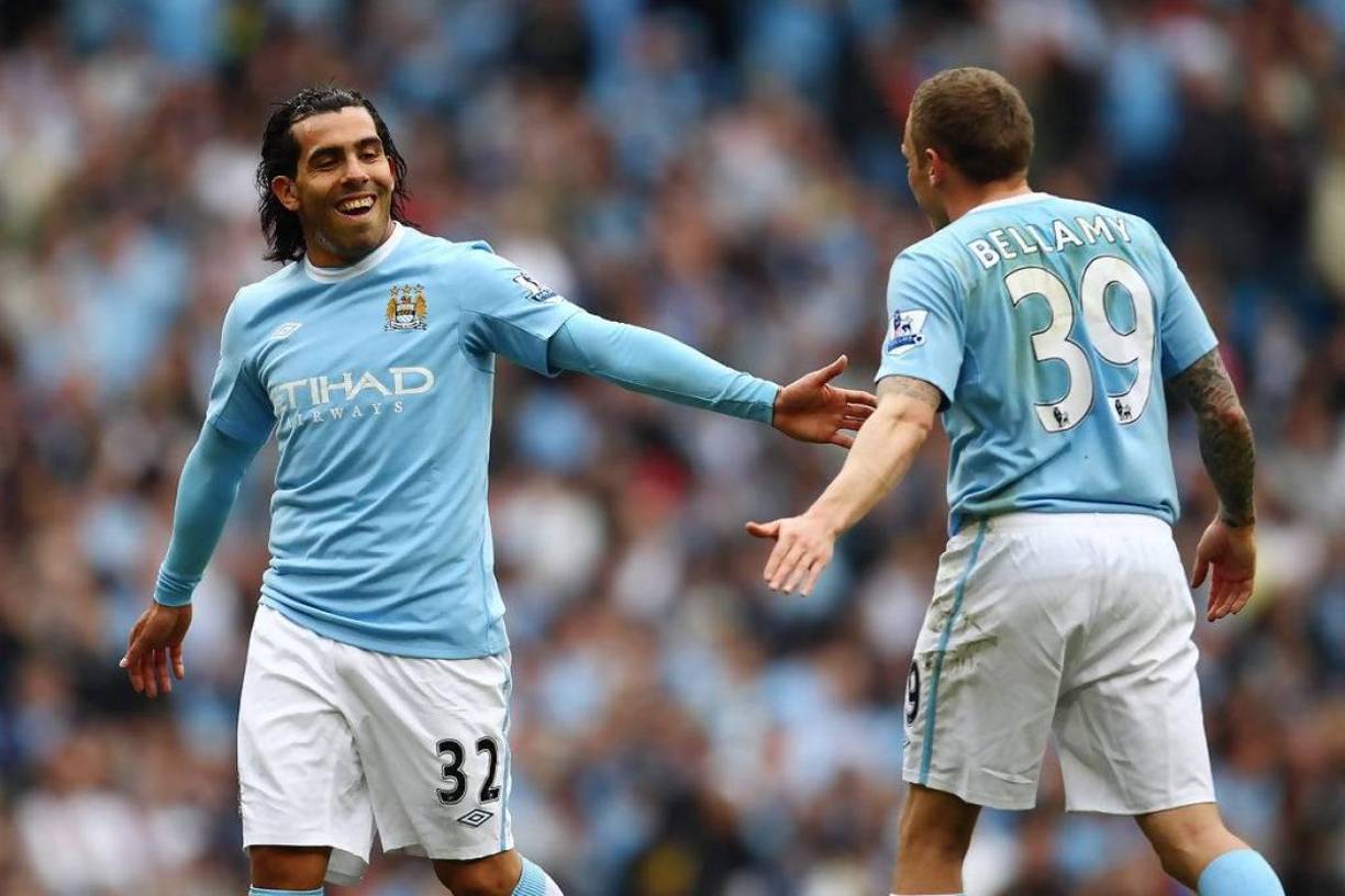 Craig Bellamy fue uno de los primeros fichajes que hizo el Mnachester City bajo la administración de los jeques y fue compañero de equipo de Carloz Tévez, jugador argentino que llegó del Manchester United.