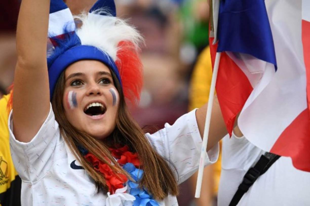 Las francesas apoyando a su selección con bandera y belleza. Foto AFP