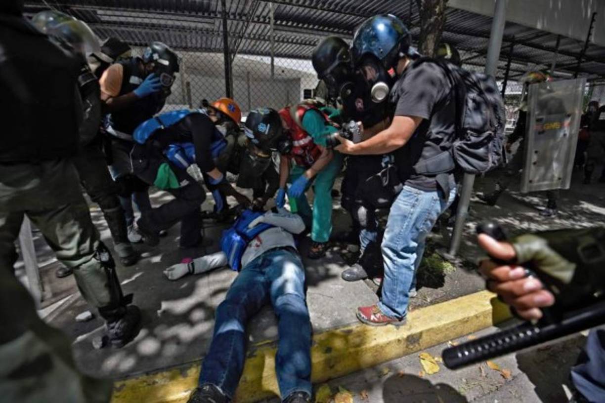 Un hombre de 30 años murió este miércoles en una protesta durante una huelga convocada por la oposición para obligar al presidente de Venezuela, Nicolás Maduro, a suspender la elección, el domingo, de su Asamblea Constituyente, según la Fiscalía.