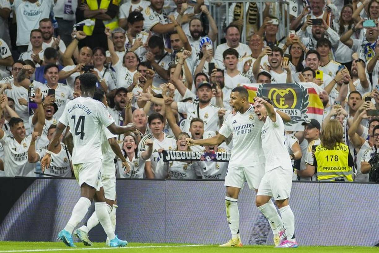 Los festejos del francés con sus compañeros del Real Madrid tras sus primeros goles.