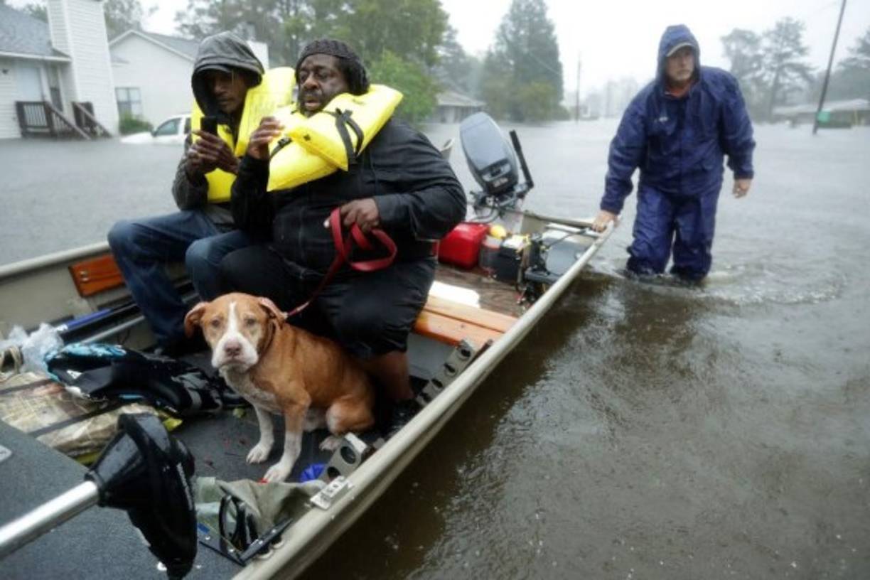 Florence ha dejado hasta hoy un saldo de 15 víctimas mortales en Las Carolinas, mientras siguen cayendo intensas lluvias en toda la región.