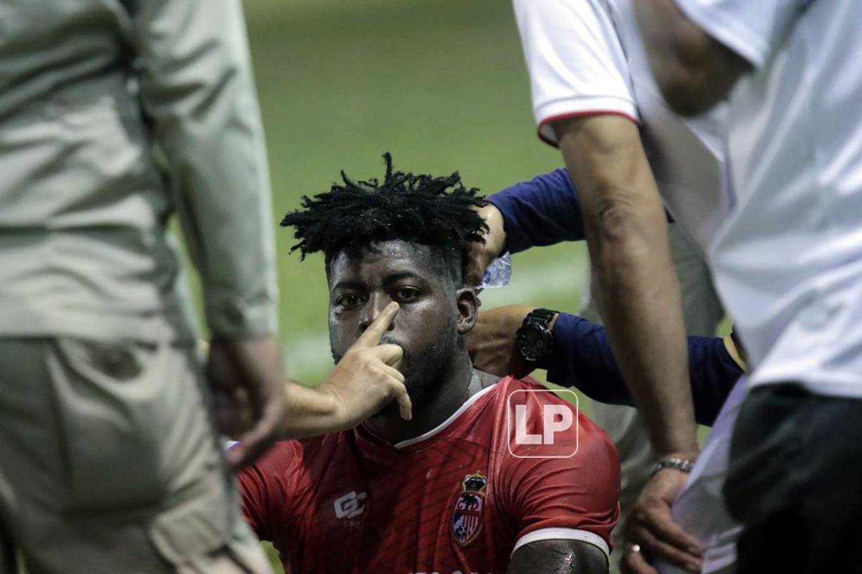 Darwin Diego cayó inerte tras el duro golpe y recibió asistencia médica. Tremendo susto se vivió en el estadio Humberto Micheletti.