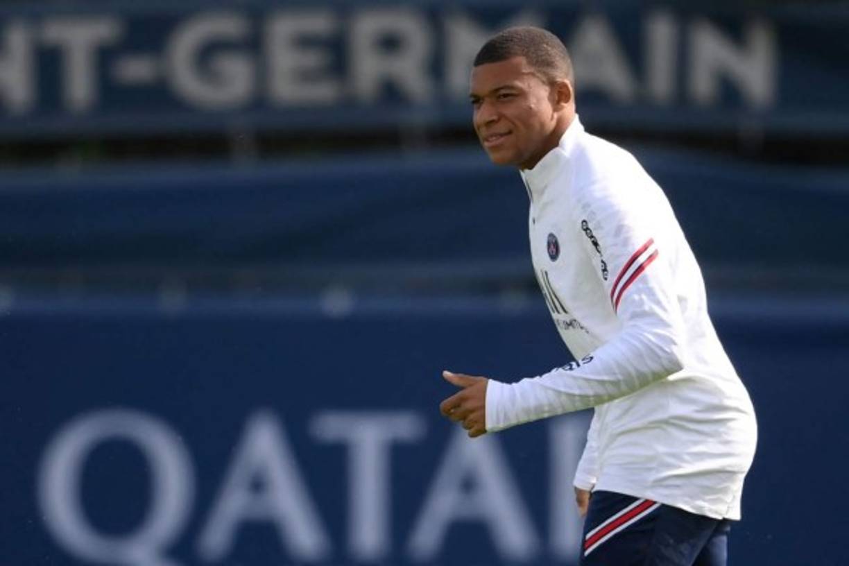 La sonrisa de Mbappé al unirse al entrenamiento del París Saint Germain.