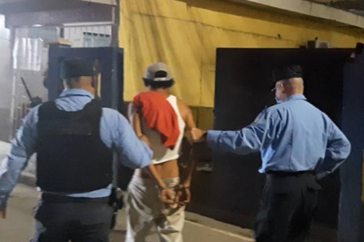 La zoofilia es ilegal en la mayoría de los países y se considera que es moral y éticamente incorrecta. También puede ser dañino para el animal y puede propagar enfermedades.