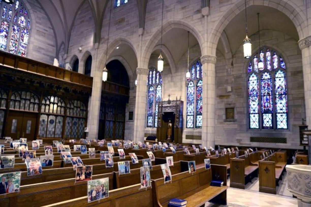 El coronavirus, que ya se cobró casi 110,000 vidas en todo el mundo, obligó a romper con décadas de tradición y millones de fieles vieron las misas por televisión o a través de las redes sociales. En New Jersey, una iglesia colocó fotografías de sus fieles en las bancas.