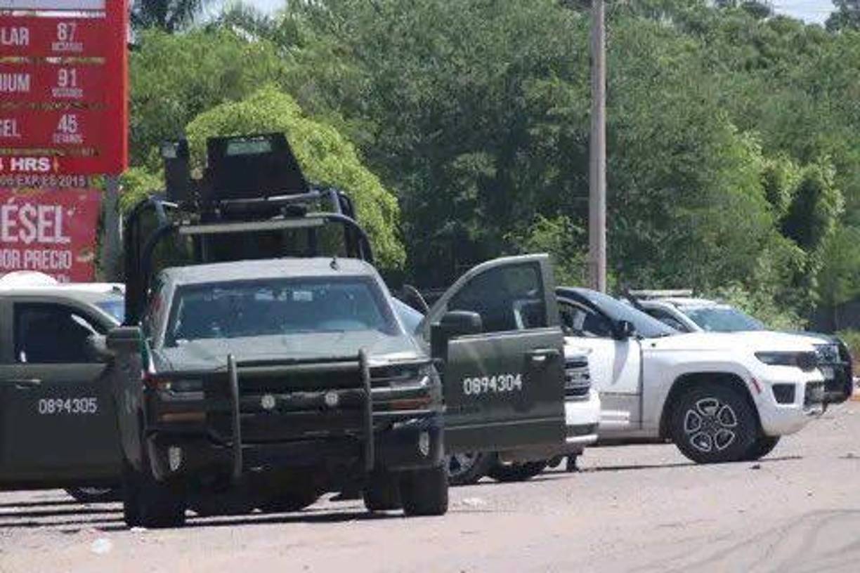 Algunos videos que circularon en redes sociales mostraban camionetas en distintas vialidades y vehículos abandonados.