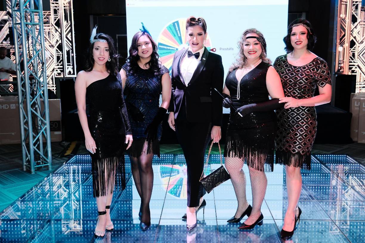 Los asistentes disfrutaron todo el evento, el cual duró hasta el final de la noche. La pista iluminada brindó un ambiente colorido y de jolgorio. 