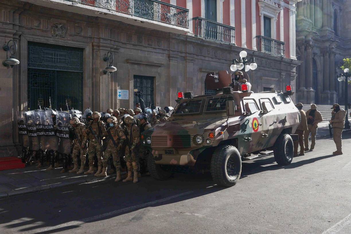 Al poco tiempo, una mayor cantidad de soldados descendieron de unos camiones militares y se apostaron en las cuatro esquinas de la plaza prohibiendo la circulación de civiles, salvo algunos periodistas.
