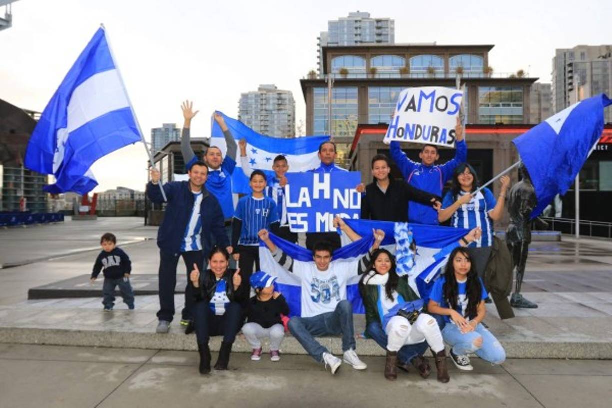 Con banderas, camisetas y carteles, los aficionados hondureños expresaron su apoyo a la Selección previo al juego ante Canadá.