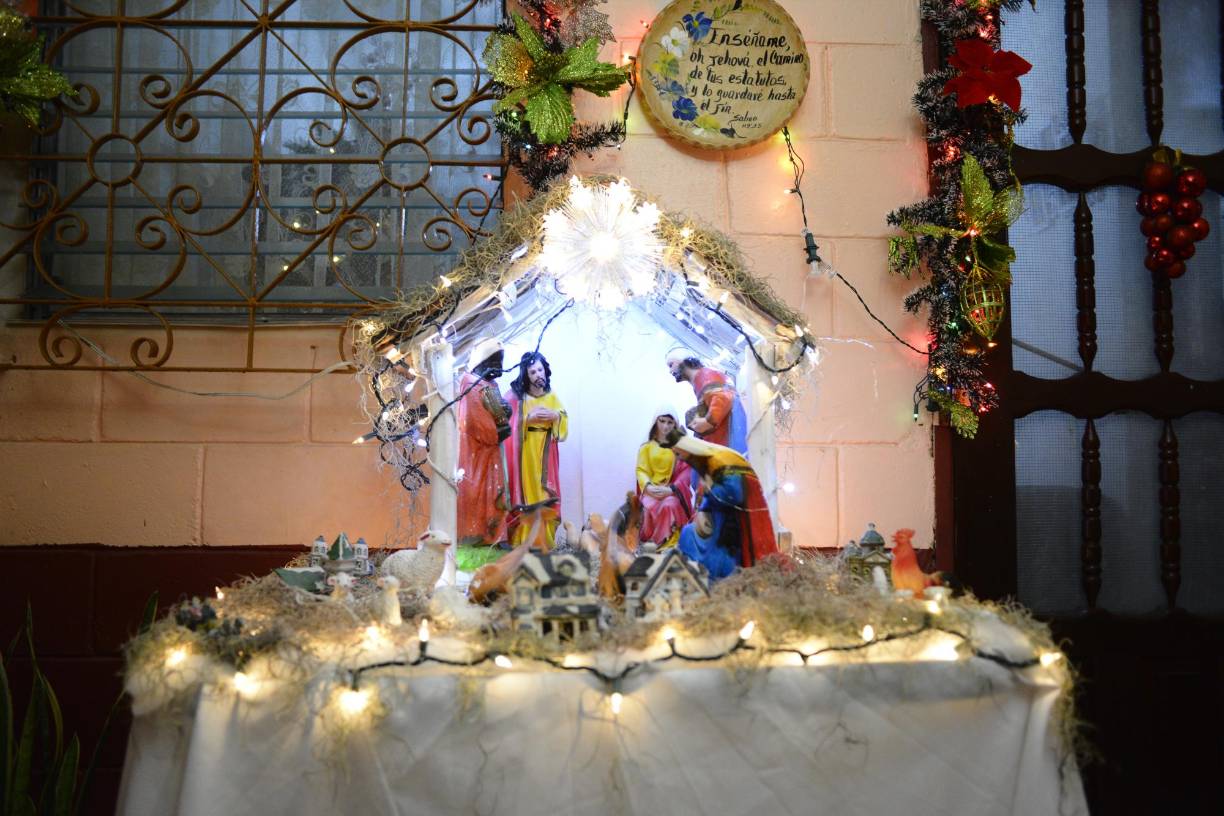 Desde entonces, Amanda Salazar decora su casa con esmero cada Navidad, con adornos que le ha enviado su hermana que vive en el extranjero, otros que ella ha comprado y los que elabora manualmente cada año. Además de regalar dulces a los niños de la colonia que cada año acuden a ver las luces de su casa.