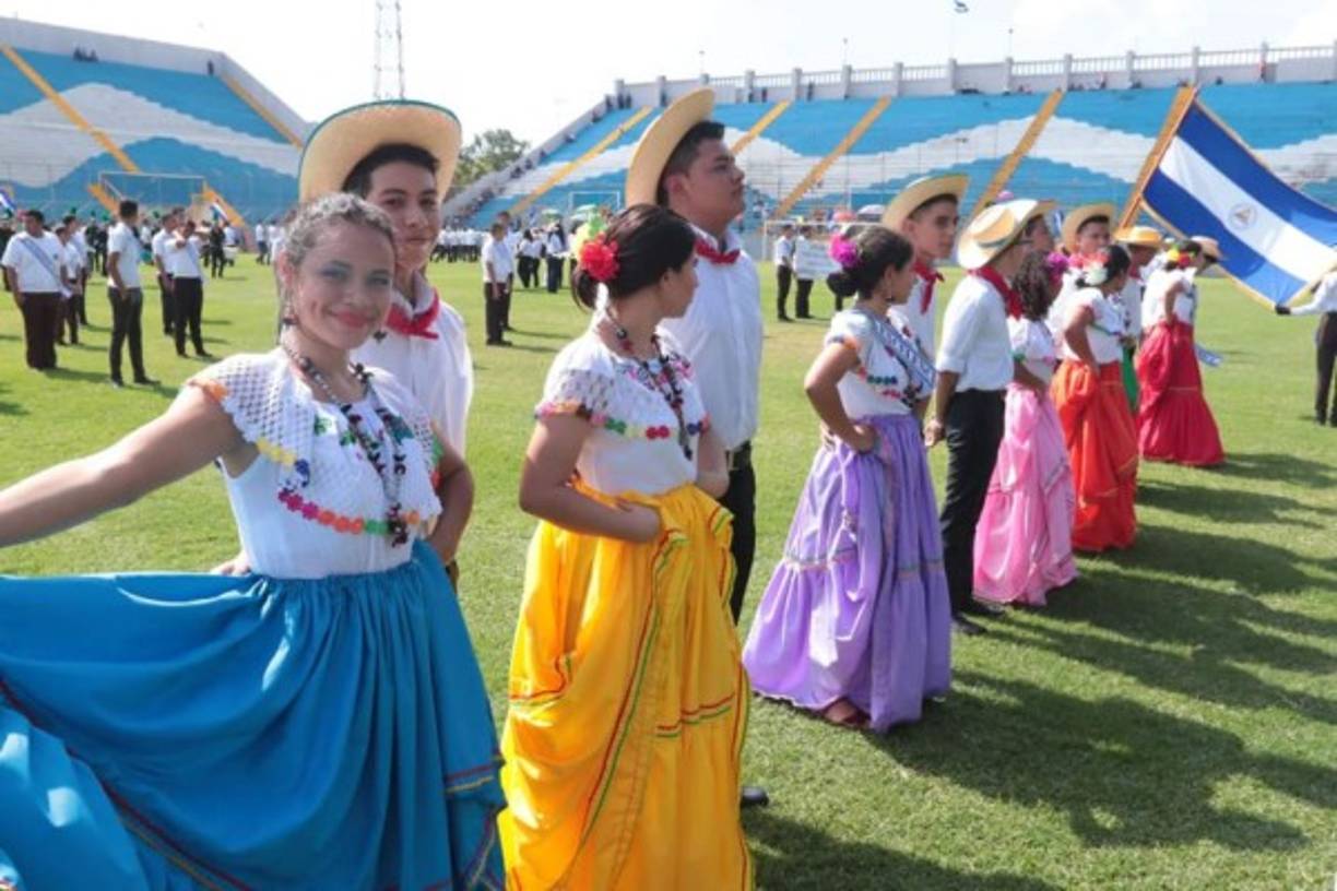 Hermosos trajes típicos se destacaron en los desfiles.