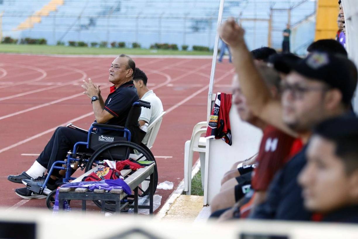 Carlos Orlando Caballero tomó el mando del Lone en el presente Apertura 2023 y tiene su equipo en los primeros lugares del grupo “C”.