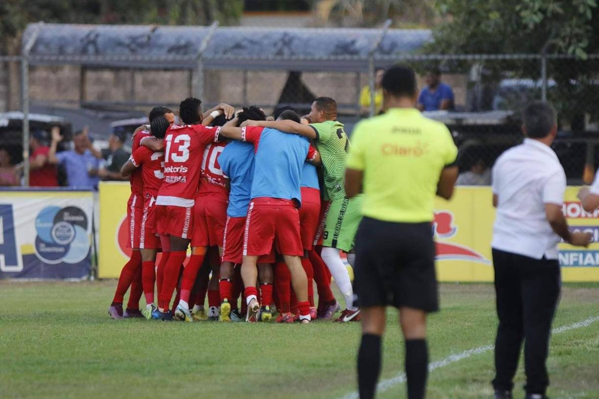 Los jugadores de la Real Sociedad festejando el golazo de Edder ‘Camello‘ Delgado.