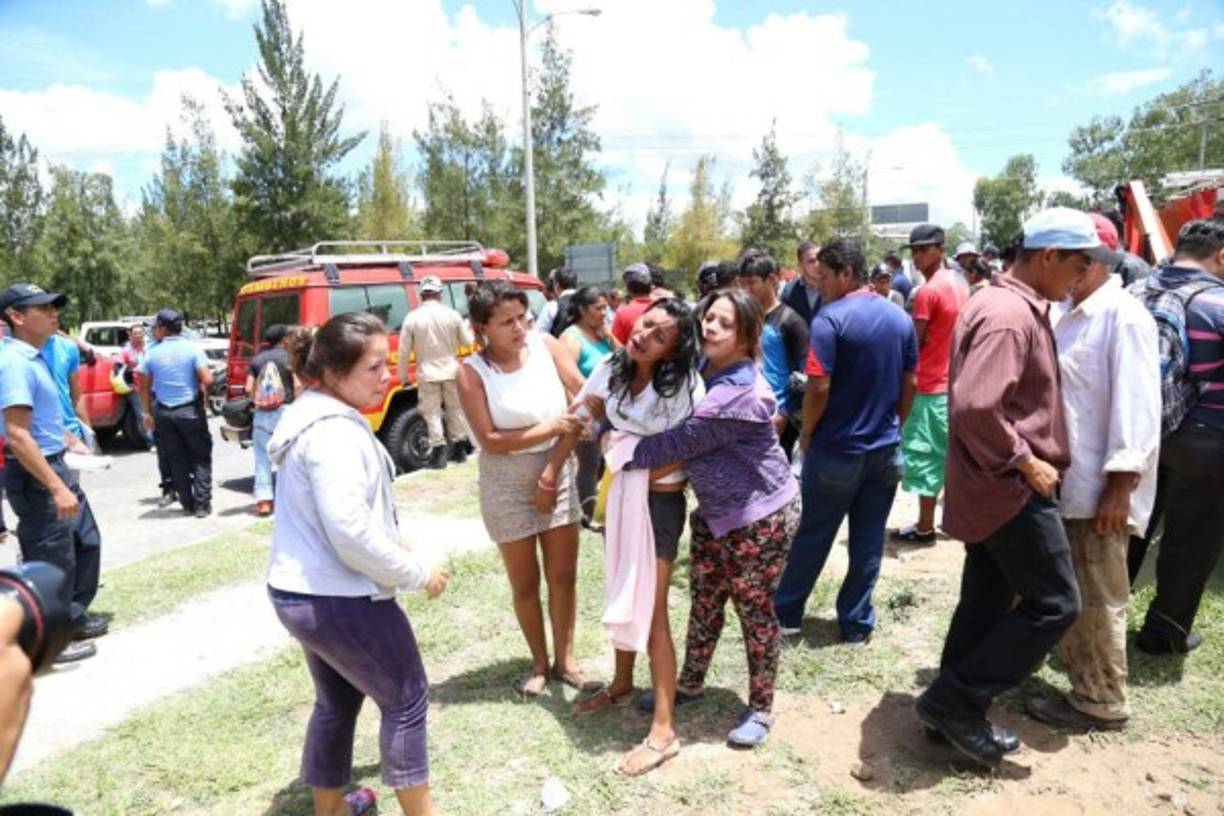 Parientes de Franklin García (17) y Francis García (32) lloran sin consuelo.