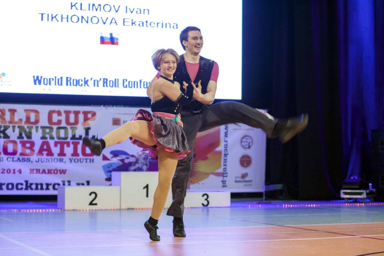 Tikhonova es bailarina profesional de rock and roll acrobático, y ha participado en prestigiosas competencias internacionales, según los reportes de prensa.