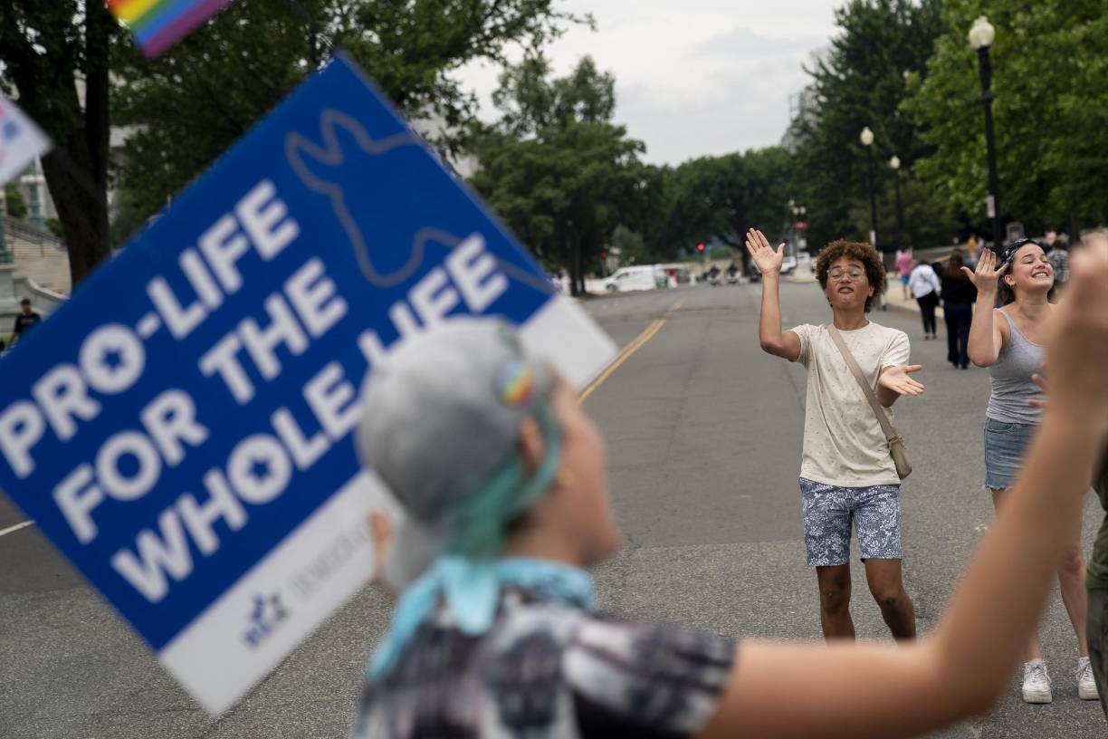 Kentucky, Luisiana y Dakota del Sur prohibieron la interrupción del embarazo tan pronto se conoció la sentencia, y al menos otros 23 estados, entre ellos Texas, Oklahoma e Idaho, van por el mismo camino. Grupos cristianos festejaron el veto al aborto con rezos y bailes, mientras que manifestantes afirmaban por el bando contrario que la religión no está reñida con el aborto, pero ¿qué dice la Biblia sobre este polémico tema?
