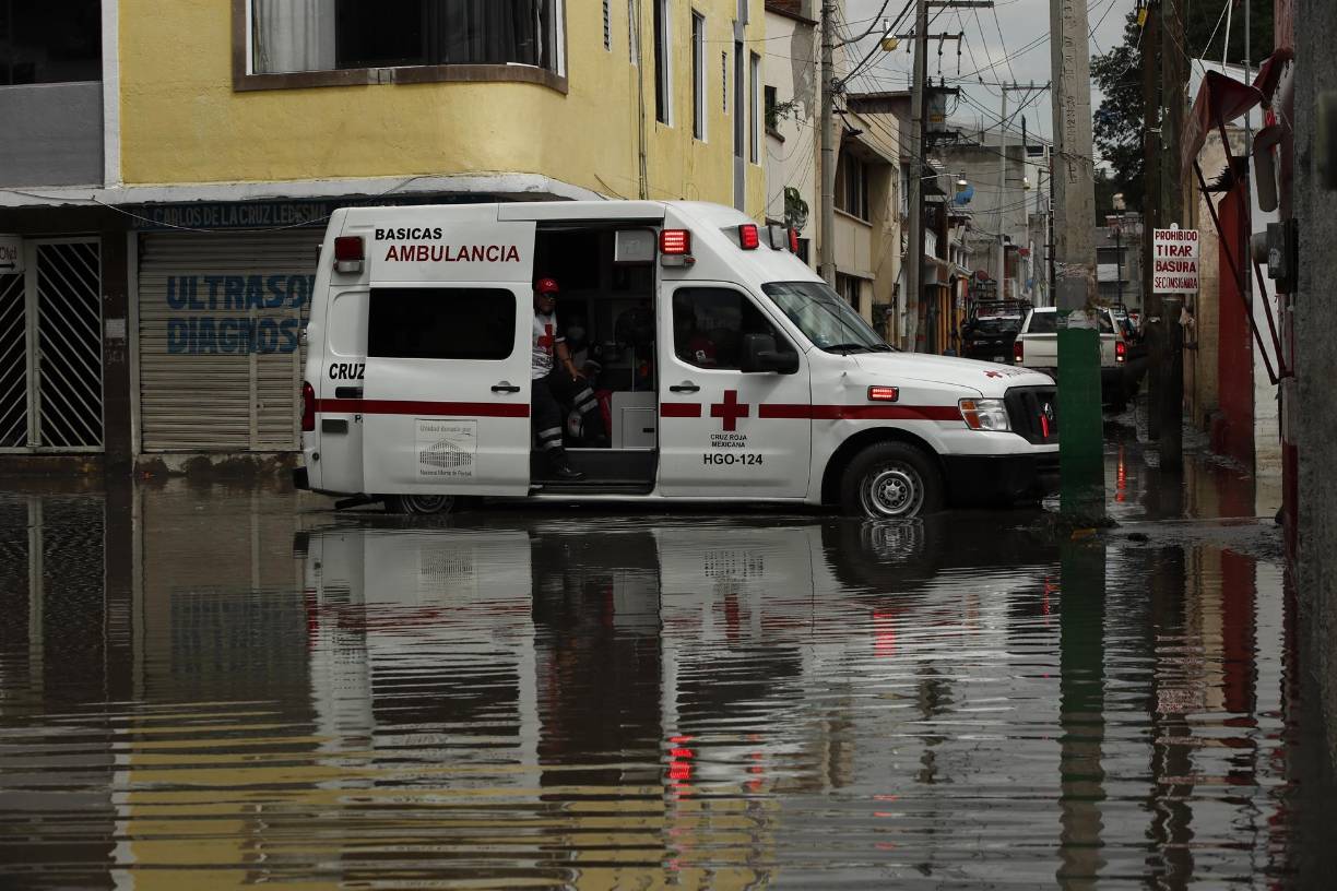 Unos reparten agua y comida, otros más se unen a los trabajos de desazolve y, algunos como Eduardo Durán, se encargan de transportar en medio del agua a los pobladores que van de sus casas a los albergues.