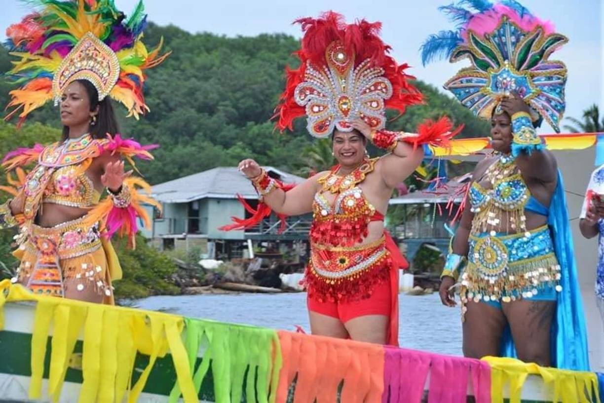 El colorido, la música y la fiesta estuvo presnete en el desfile de carrozas y comparsas acuáticas. 
