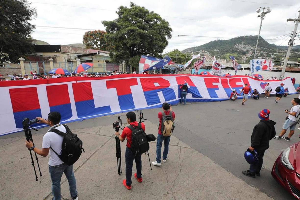 La Ultra Fiel se hizo presente en el estadio Nacional Chelato Uclés para animar al Olimpia.