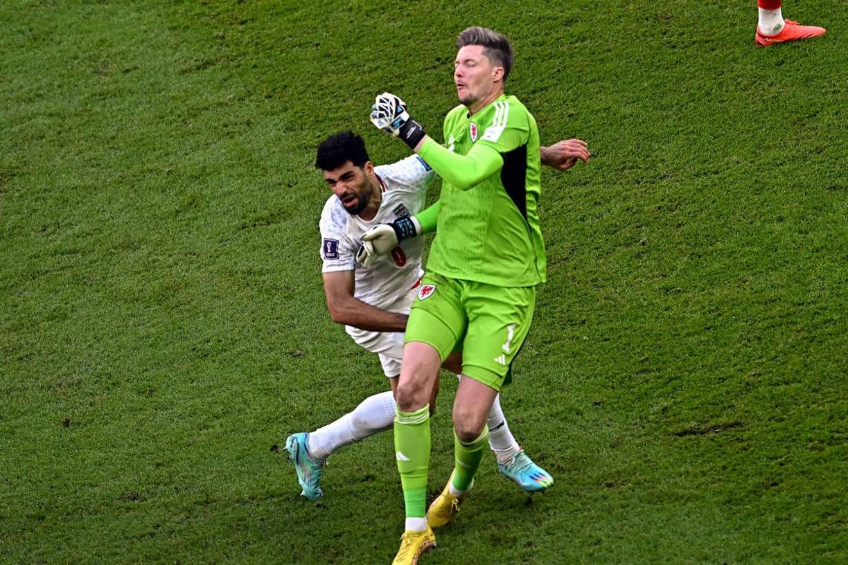 Wayne Hennessey se llevó de encuentro a Mehdi Taremi afuera de su área.