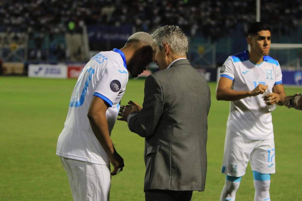 Reinaldo Rueda le dio indicaciones a Deiby Flores antes del inicio del partido.