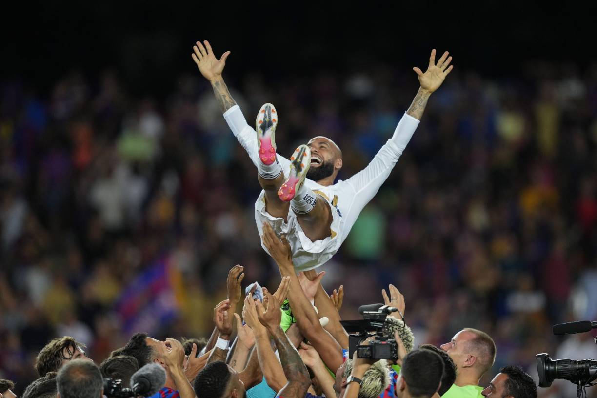 Tras el pitazo final, el brasileño Dani Alves fue homenajeado por sus excompañeros del FC Barcelona.